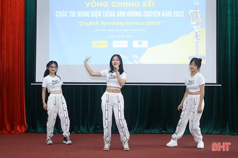 Sinh viên Đại học Hà Tĩnh tranh tài hùng biện tiếng Anh 