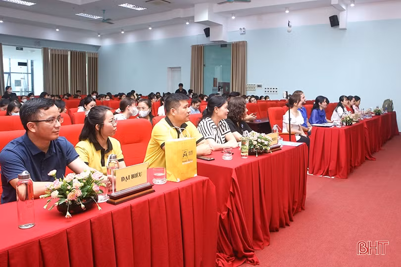 Sinh viên Đại học Hà Tĩnh tranh tài hùng biện tiếng Anh 