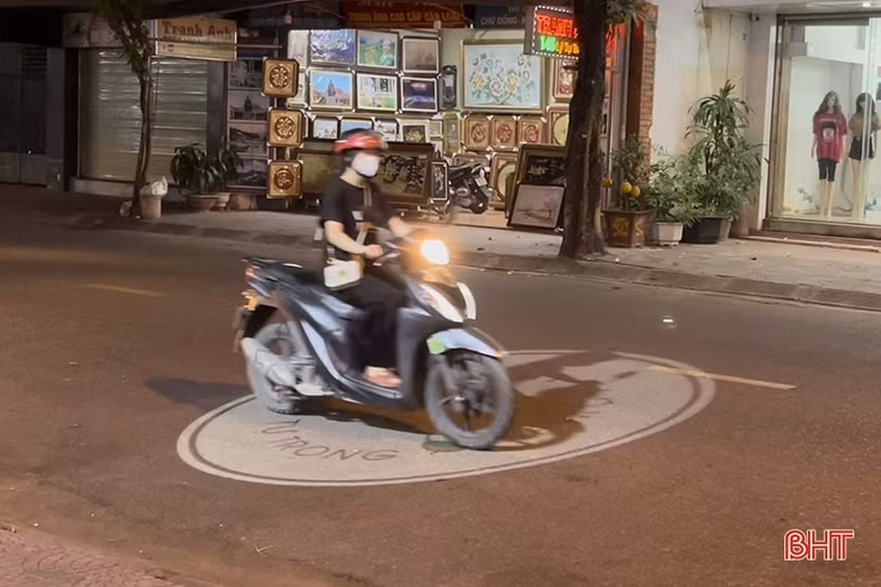 Nguy cơ tai nạn từ đèn led chiếu logo “nhảy múa” giữa lòng đường