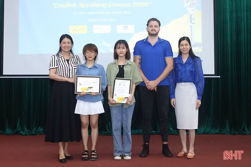 Sinh viên Đại học Hà Tĩnh tranh tài hùng biện tiếng Anh 