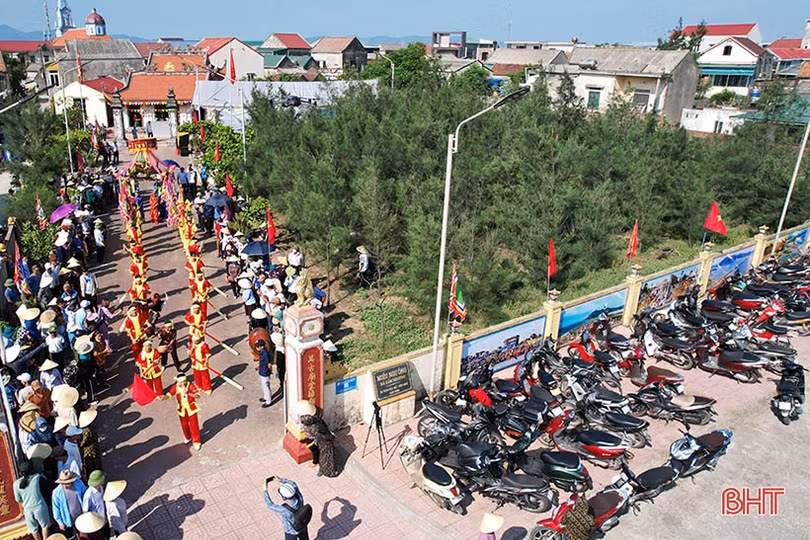 Hàng chục tàu thuyền tham gia lễ hội cầu ngư Nhượng Bạn