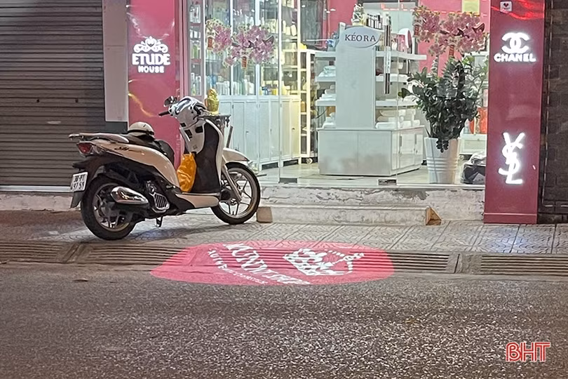 Nguy cơ tai nạn từ đèn led chiếu logo “nhảy múa” giữa lòng đường