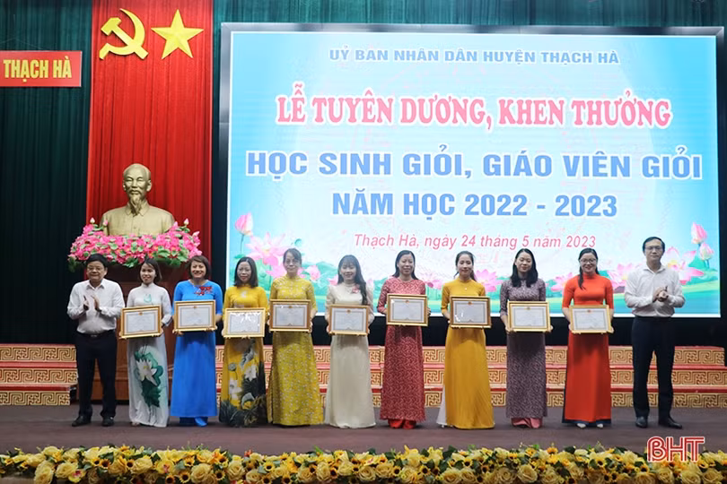 Các địa phương tuyên dương, khen thưởng giáo viên, học sinh giỏi