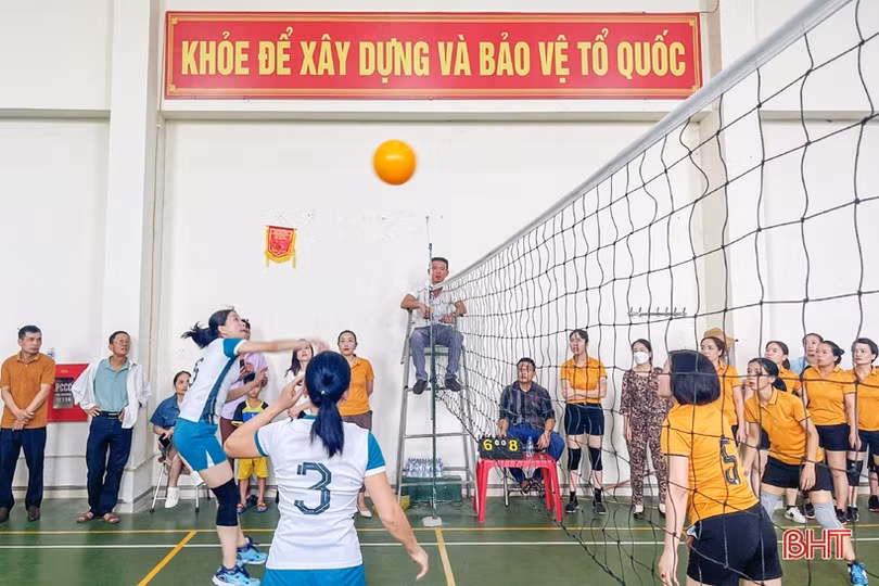 Sôi nổi Giải Bóng chuyền hơi nữ công đoàn viên chức TX Hồng Lĩnh