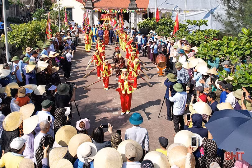 Hàng chục tàu thuyền tham gia lễ hội cầu ngư Nhượng Bạn