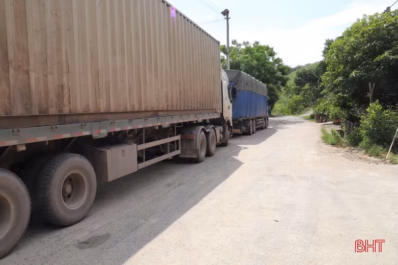 100 hộ dân ở thị trấn Tây Sơn khốn khổ vì đường hư hỏng nặng