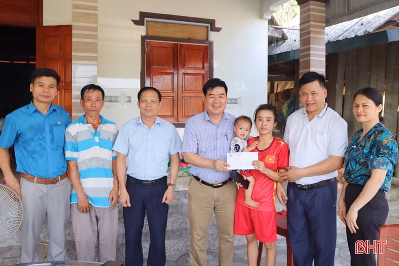 Trao quà cho trẻ em hoàn cảnh khó khăn nhân dịp Quốc tế Thiếu nhi