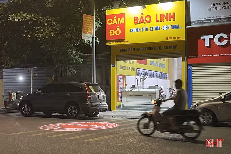 Nguy cơ tai nạn từ đèn led chiếu logo “nhảy múa” giữa lòng đường