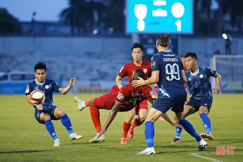 Hà Tĩnh ngược dòng kịch tính trước CLB TP Hồ Chí Minh trong trận cầu 7 bàn thắng