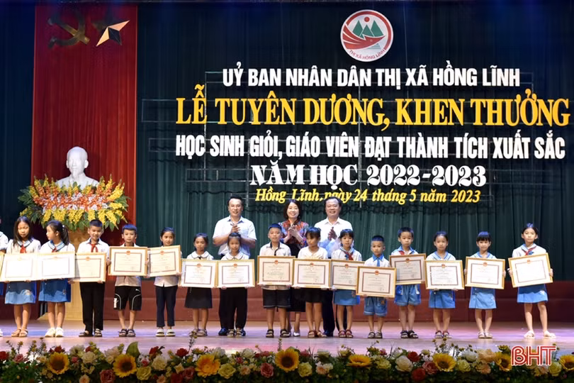 Các địa phương tuyên dương, khen thưởng giáo viên, học sinh giỏi