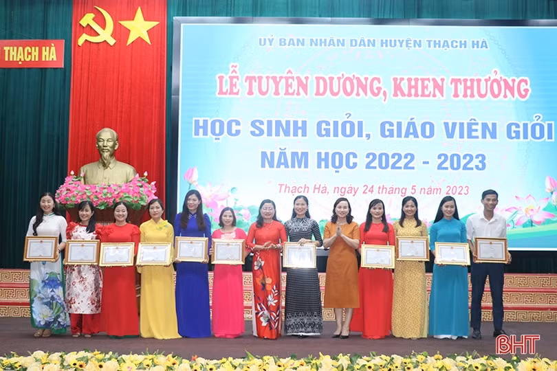 Các địa phương tuyên dương, khen thưởng giáo viên, học sinh giỏi