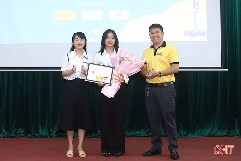 Sinh viên Đại học Hà Tĩnh tranh tài hùng biện tiếng Anh 