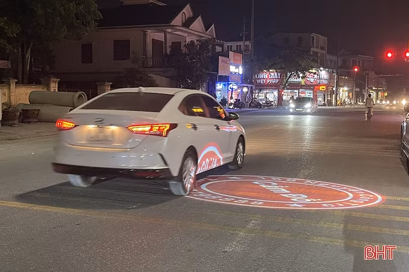 Nguy cơ tai nạn từ đèn led chiếu logo “nhảy múa” giữa lòng đường