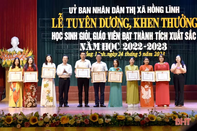 Các địa phương tuyên dương, khen thưởng giáo viên, học sinh giỏi