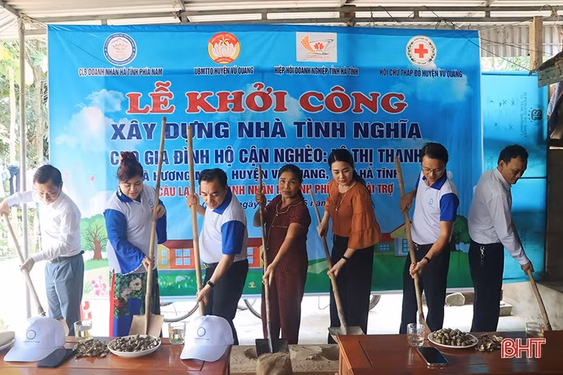 Khởi công xây dựng nhà tình nghĩa cho các gia đình khó khăn ở Vũ Quang
