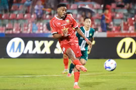 Atshimene đá hỏng penalty ở phút thứ 7. Ảnh HLHT FC.