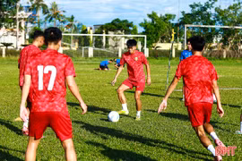 8 cầu thủ trẻ tập luyện cùng đội 1 Hồng Lĩnh Hà Tĩnh