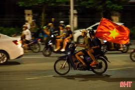 Người hâm mộ Hà Tĩnh ra đường mừng Việt Nam vô địch ASEAN Cup 2026