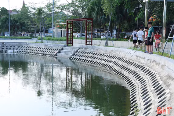 Hồ điều hòa không lan can: Nỗi lo tai nạn đuối nước