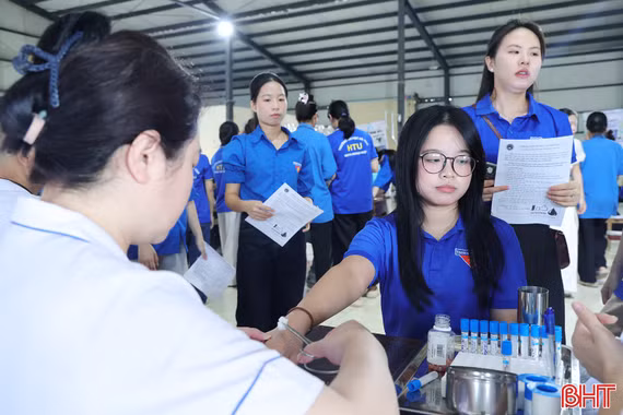 Ngày hội tình nguyện Trường Đại học Hà Tĩnh tiếp nhận 130 đơn vị máu