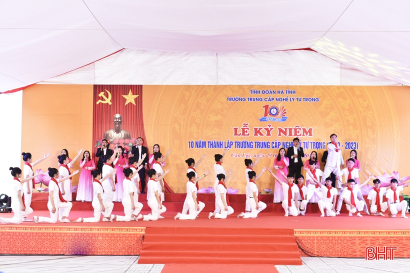 Trường Trung cấp nghề Lý Tự Trọng long trọng kỷ niệm 10 năm thành lập