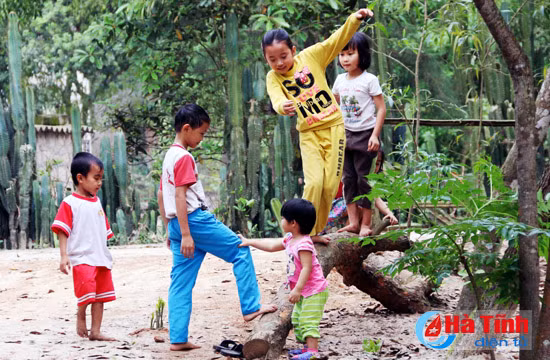 khong gian cho tre nong thon tu goc san den khoang troi