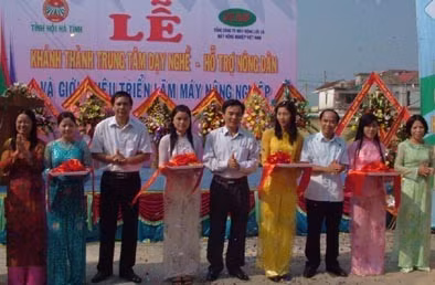 Lãnh đạo Hội Nông dân Việt Nam và tỉnh Hà Tĩnh cắt băng khánh thành Trung tâm dạy nghề - hỗ trợ nông dân Hà Tĩnh