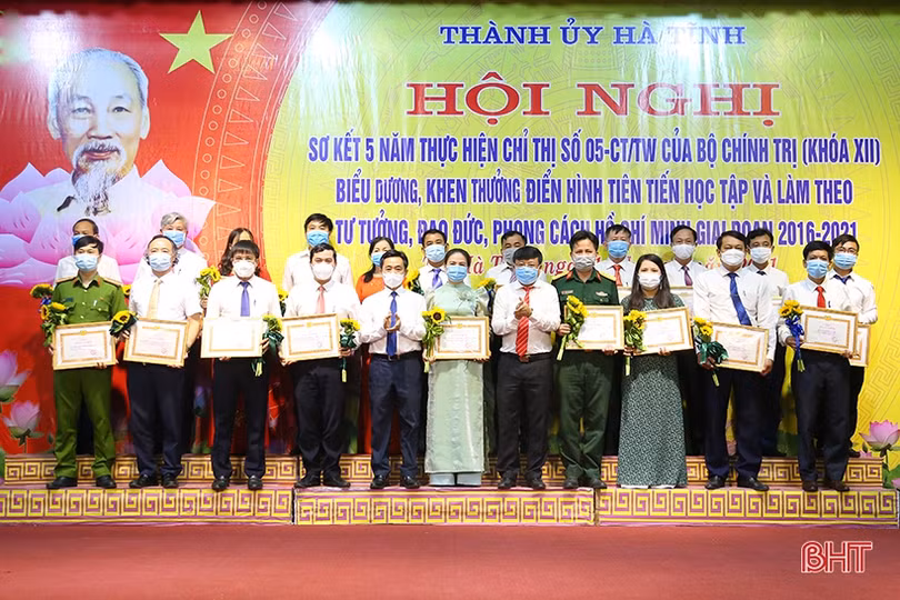 Thành phố Hà Tĩnh tôn vinh 56 điển hình học tập và làm theo gương Bác
