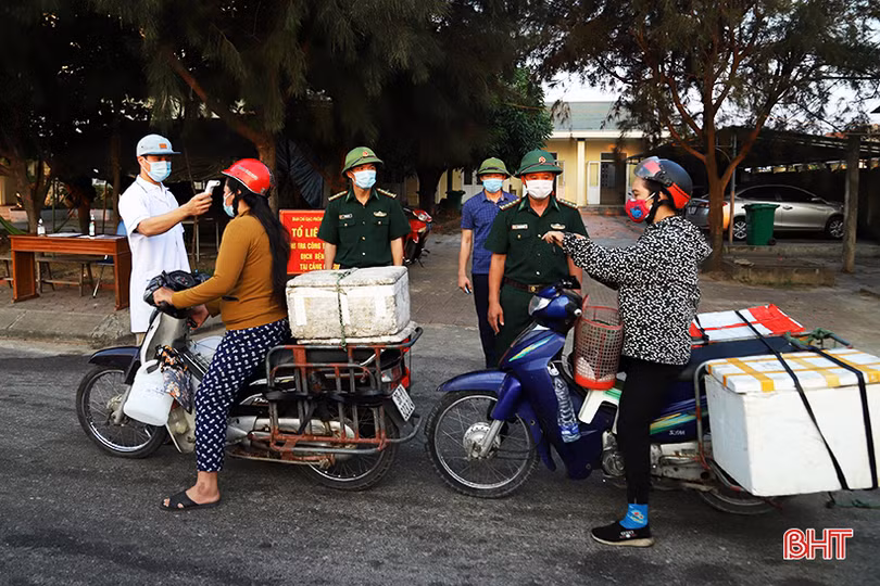 “Cảnh giác” với Covid-19 ở cảng cá lớn nhất Hà Tĩnh