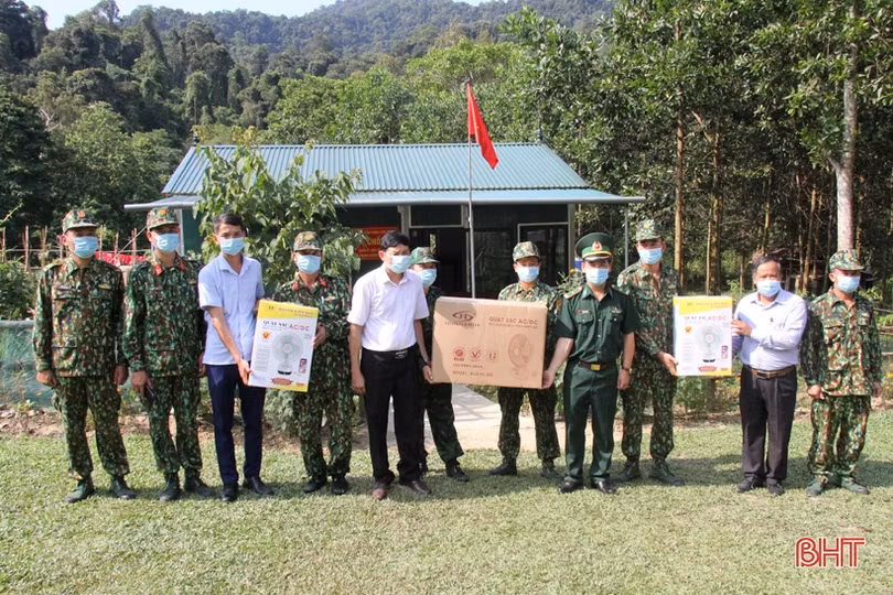 Trao nhiều phần quà ý nghĩa cho học sinh, giáo viên ở bản Rào Tre