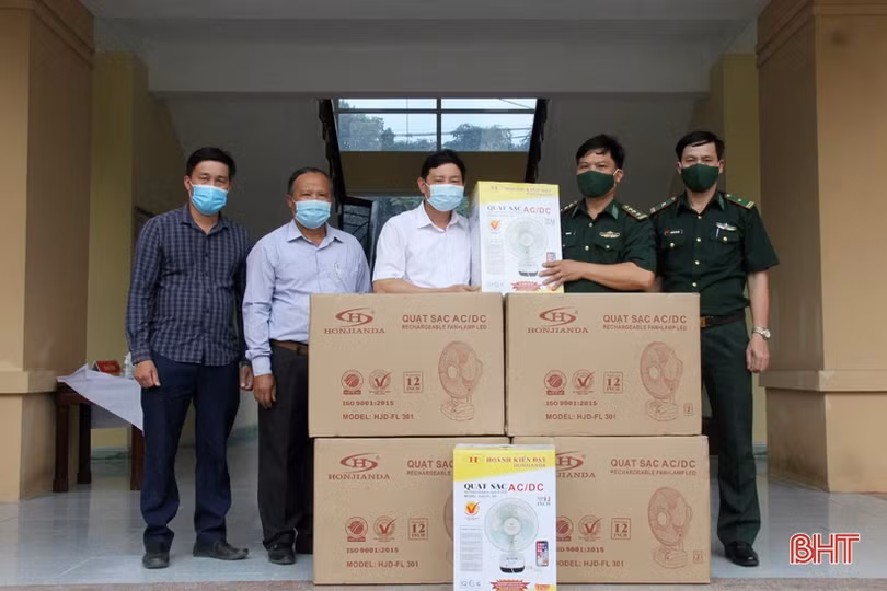 Hội Nông dân Hương Sơn tặng thiết bị điện cho lực lượng biên phòng trực chốt chống dịch