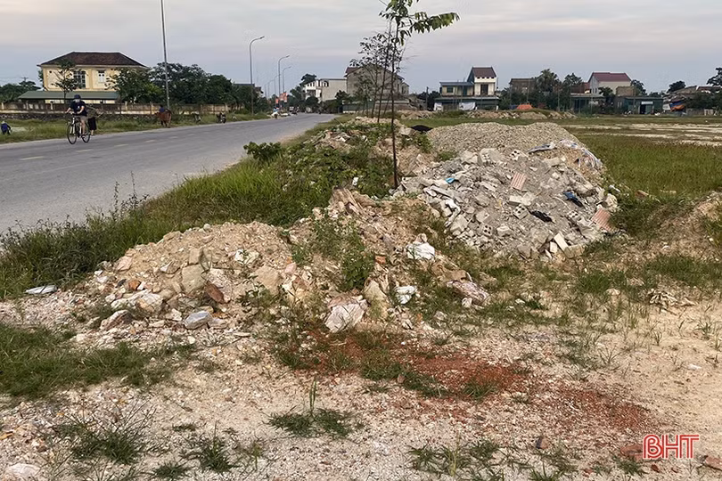 Cần xử lý nghiêm hành vi đổ trộm phế thải xây dựng ở TP Hà Tĩnh
