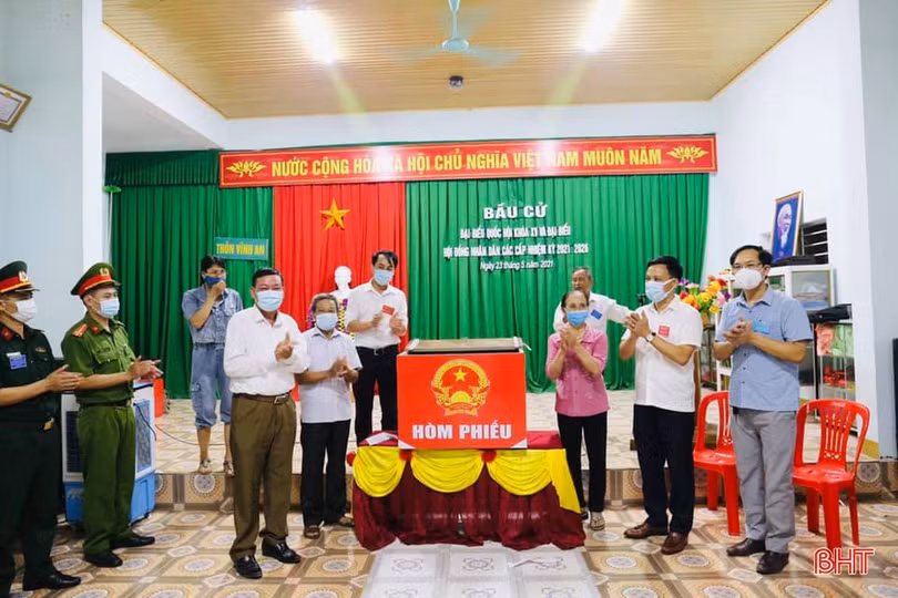 Hà Tĩnh khẩn trương kiểm phiếu bầu cử