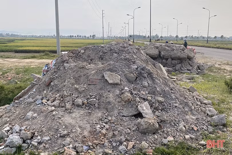 Cần xử lý nghiêm hành vi đổ trộm phế thải xây dựng ở TP Hà Tĩnh