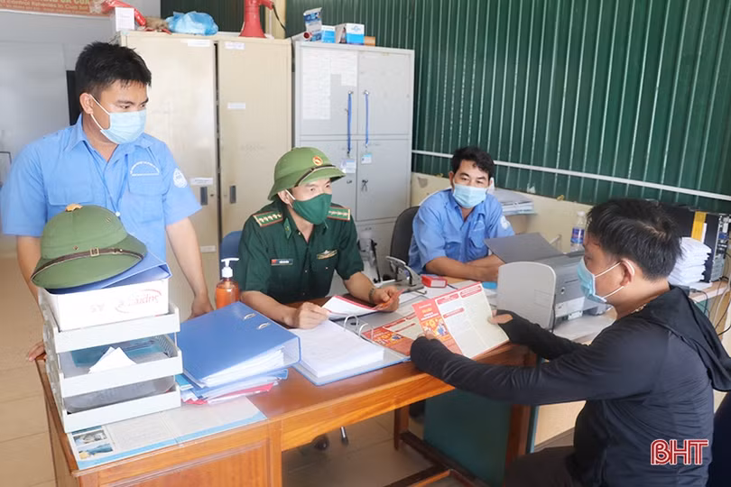 Ngư dân vùng biển Hà Tĩnh sẵn sàng gác những chuyến ra khơi để làm tròn nghĩa vụ công dân ảnh 1 Ngư dân vùng biển Hà Tĩnh sẵn sàng gác những chuyến ra khơi để làm tròn nghĩa vụ công dân