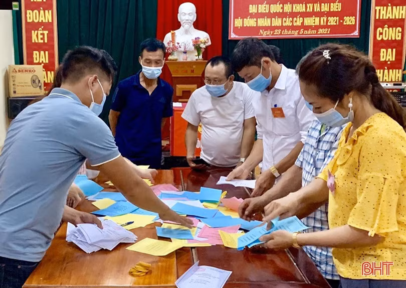 Hà Tĩnh khẩn trương kiểm phiếu bầu cử