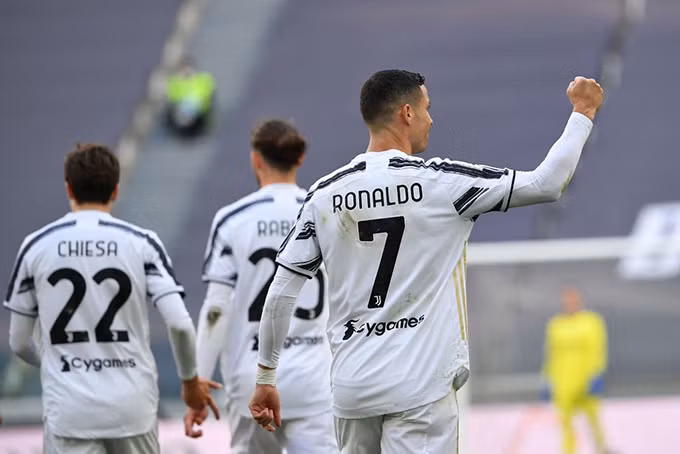 Chiếc giày Vàng châu Âu 2020/21: Lewy độc chiếm đỉnh bảng, Messi và Ronaldo ganh đua đến phút cuối