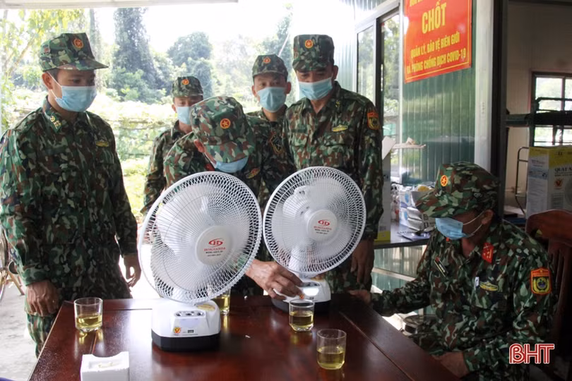 Hội Nông dân Hương Sơn tặng thiết bị điện cho lực lượng biên phòng trực chốt chống dịch