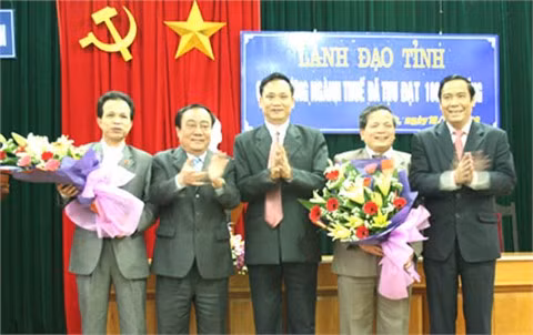 Lãnh đạo tỉnh Hà Tĩnh tặng hoa chúc mừng ngành Thuế đạt doanh thu 1000 tỷ đồng.