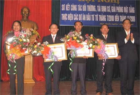 Bí thư Tỉnh ủy Nguyễn Thanh Bình trao Bằng khen của UBND tỉnh cho các tập thể có thành tích xuất sắc trong GPMB, TĐC.