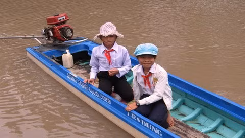 Nhi và Nhớ (Cà Mau), nhân vật trong loạt bài "Gập ghềnh đường đến trường" trong niềm vui tới lớp. Ảnh: Thái Phương.