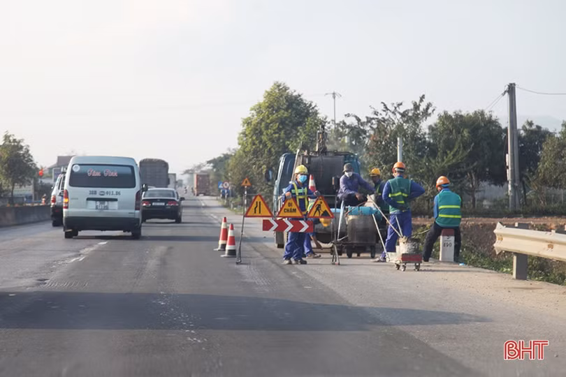 Mất an toàn giao thông khi vạch kẻ đường trên QL1 qua Hà Tĩnh hết tác dụng