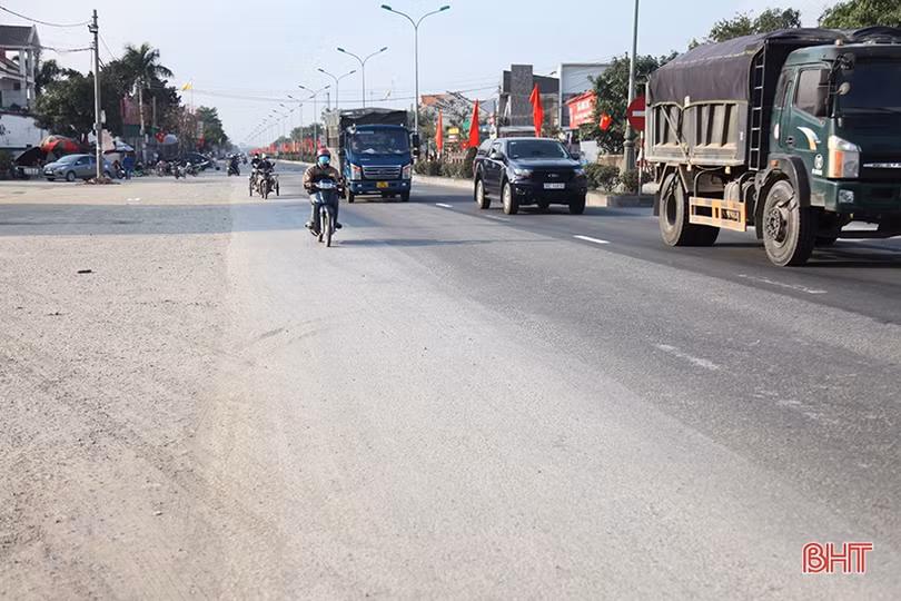 Mất an toàn giao thông khi vạch kẻ đường trên QL1 qua Hà Tĩnh hết tác dụng