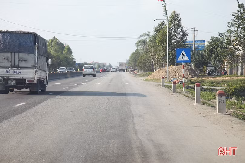 Mất an toàn giao thông khi vạch kẻ đường trên QL1 qua Hà Tĩnh hết tác dụng