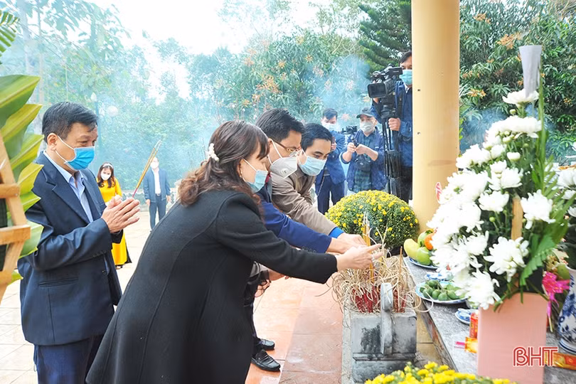 Tưởng niệm 33 học sinh Trường cấp II Hương Phúc bị bom Mỹ sát hại