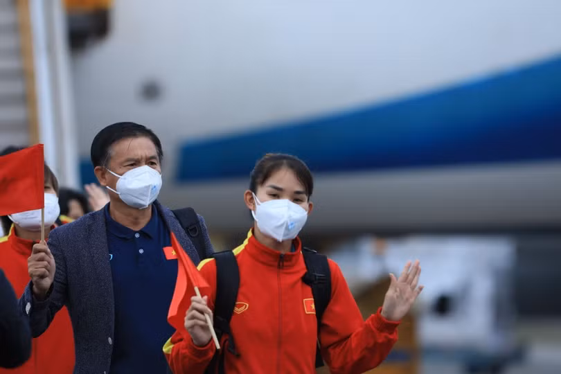 Tuyển nữ Việt Nam hạnh phúc trong ngày trở về
