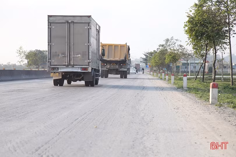 Mất an toàn giao thông khi vạch kẻ đường trên QL1 qua Hà Tĩnh hết tác dụng