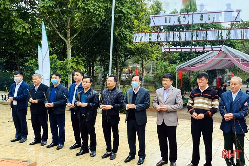 Tưởng niệm 33 học sinh Trường cấp II Hương Phúc bị bom Mỹ sát hại