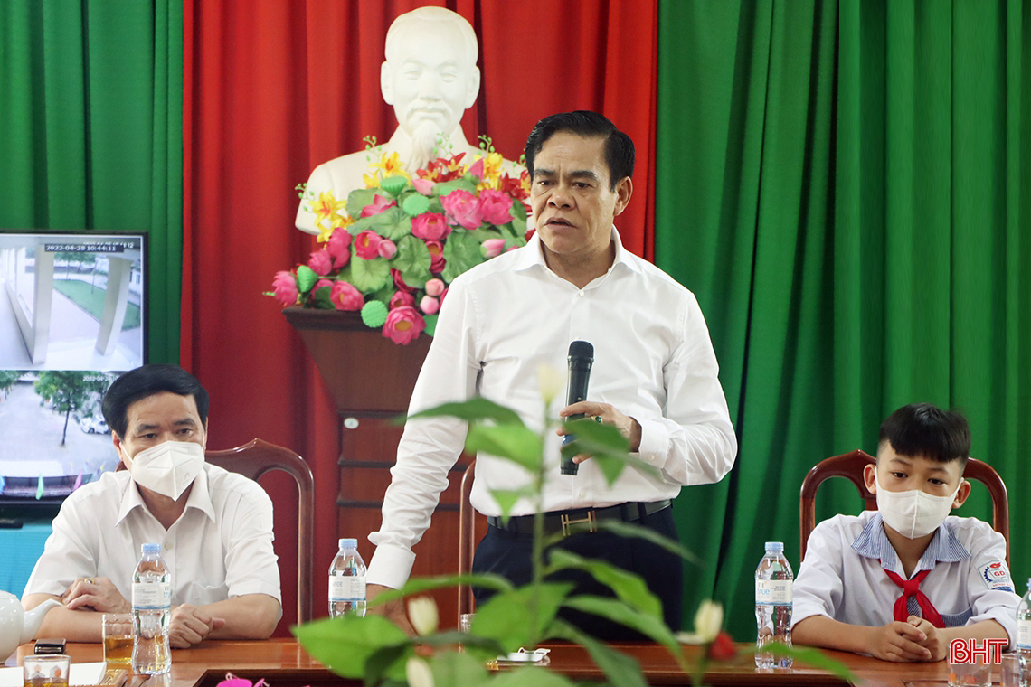 Trao Thư khen và quà của Chủ tịch nước cho nam sinh dũng cảm cứu người đuối nước ở Hà Tĩnh