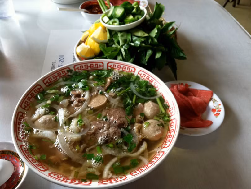 an pho ha noi lot top 100 trai nghiem nen co trong doi